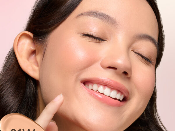 [SPECIAL BIG BRAND DAY: BUY 1 GET 1 FREE POUCH] WARDAH Colorfit Perfect Glow Cushion -Tahan Lama Hingga 12 Jam Dilengkapi SPF 33 PA dan Centella Asiatica Hasil Akhir Glowing dan Menyatu Dengan Warna Kulit - Makeup